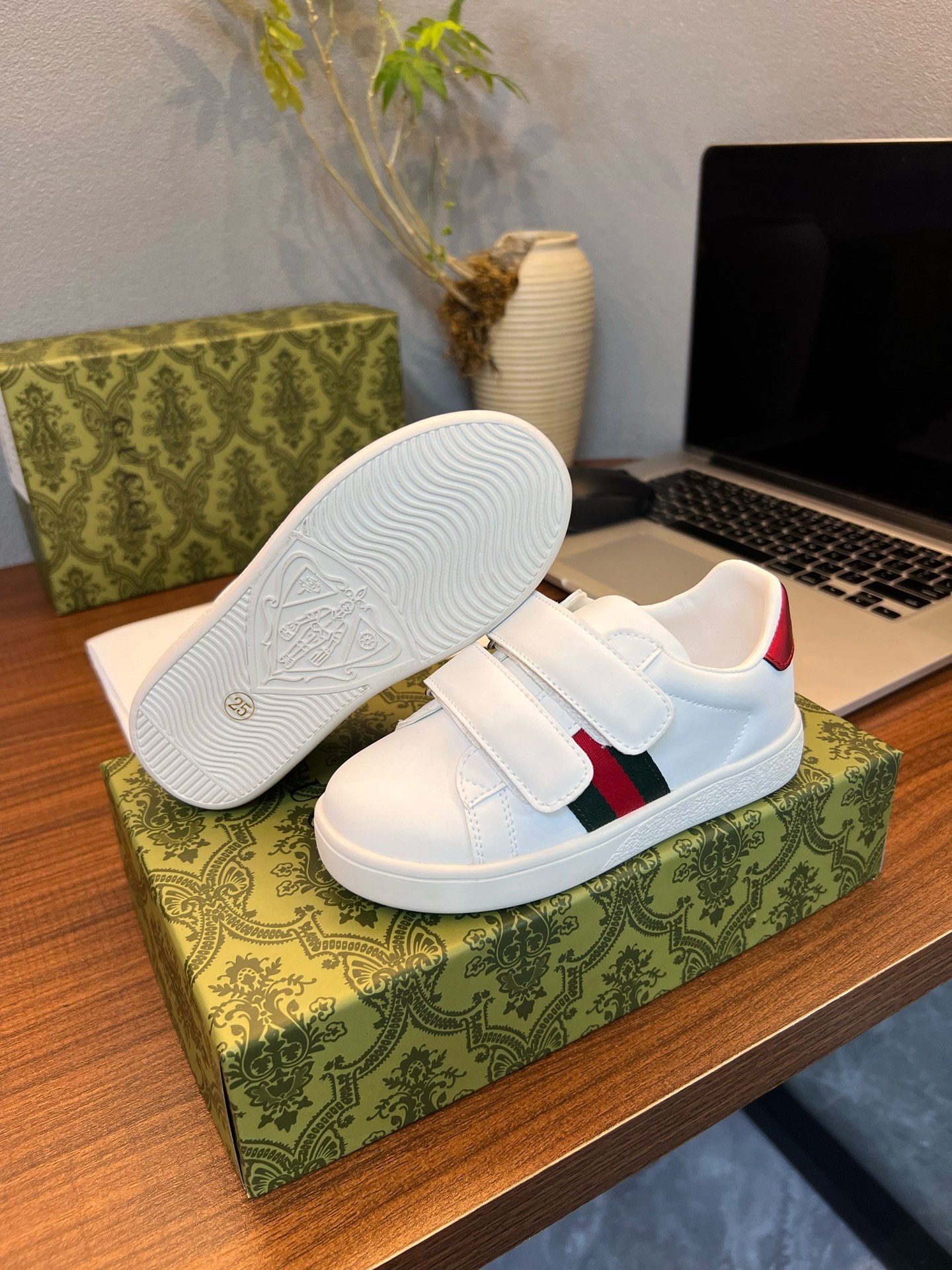 Children's shoes child
